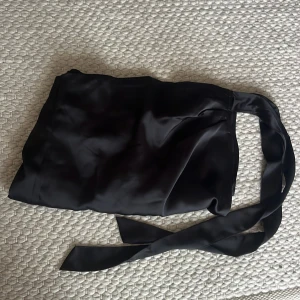 SATINKJOL FRÅN GINA - Helt ny.  Storlek 36 true to size men man kan ha en större storlek då den är justerbar med band  Midikjol