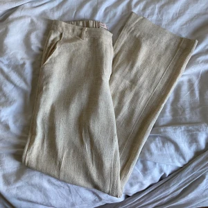 Linnebyxor  - Helt nya linnebyxor från Nelly, sitter som kostymbyxor, ej genomskinliga. Köpare står för frakt. 
