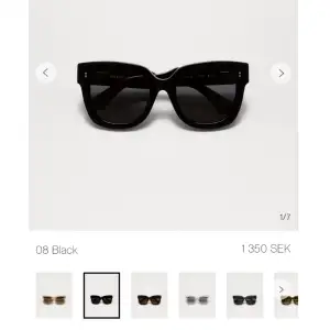 Helt oanvända solglasögon från chimi, svarta i modell 08. Köpta för 1 350, har ett par likadana men i ecru också! Skickar i orginalbox och även lådan man fick den i. Skriv för fler bilder 🥰