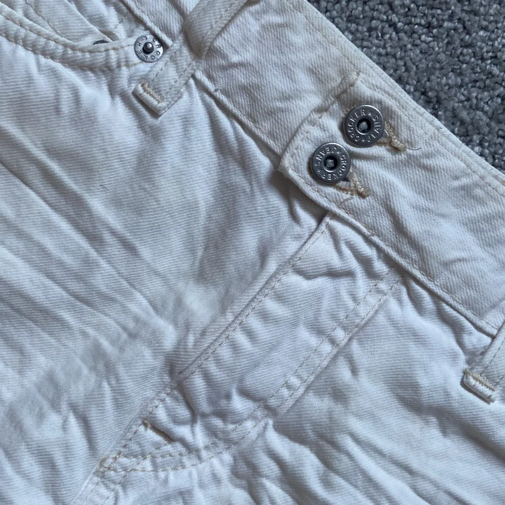 En super snygg low waist vit jeans kjol😍 Är i storlek M och är mycket fin till sommaren✨ Är i mycket bra skick!🥰. Kjolar.