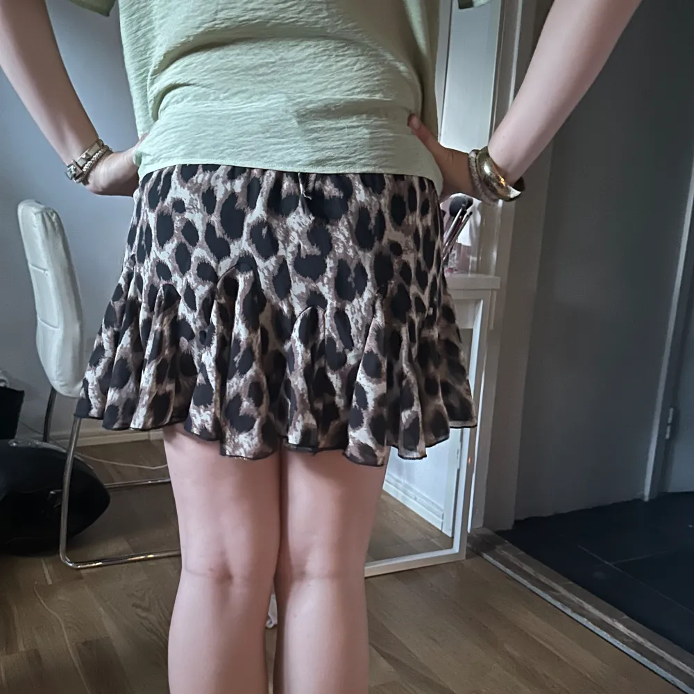 Snygg kjol, från raglady. Den är typ one size. Men passar mig som är xs men är väldigt stretchiga. Hör av er för mer frågor🥰. Kjolar.