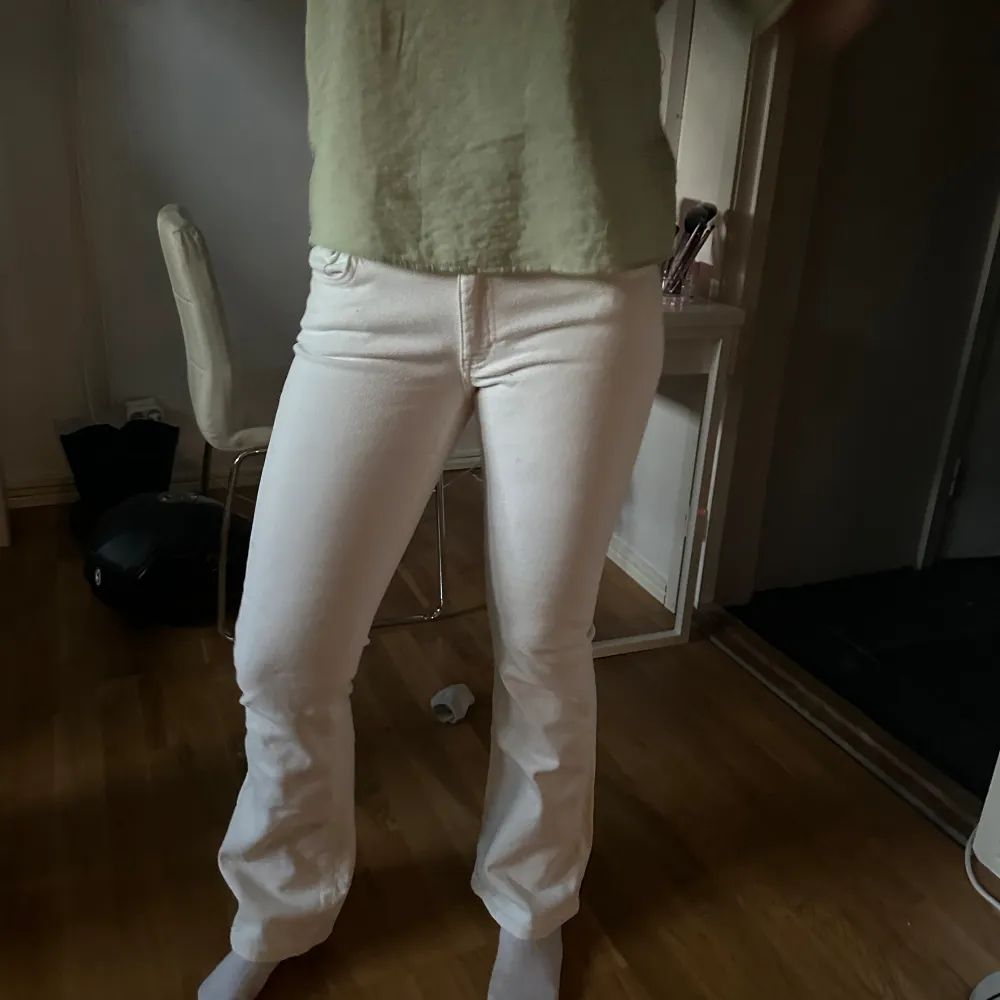 Du säljer jag mina Low waist vita jeans från Gina. Dom sitter lite mid waist men dom är sköna. Knappt använda 🤩⭐️💫Pris kan diskuteras. Jeans & Byxor.