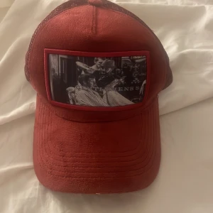 Keps Emilio Pendenza  - Säljer min vinröda keps från Emilio Pendenza, Aldrig använd! Pris 350