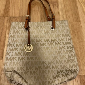 Michael kors väska  - En modern biege bucket bag MK väska 