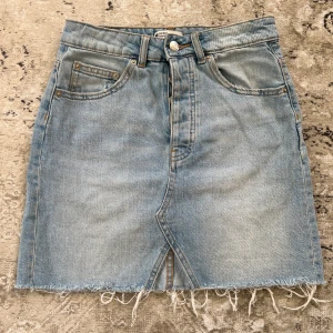 Jeanskjol - Kort fin kjol från Gina! Med liten skurning på framsidan. Köpt för längesen och har nu växt ur den💕