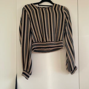 Blus - Randig blus från Gina 