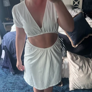 Vit klänning från Nelly - Vit klänning med ”håldetalj” på magen, köpt förra sommaren och aldrig använd. Passade inte mig personligen men tycker ändå att den är väldigt charmig. 