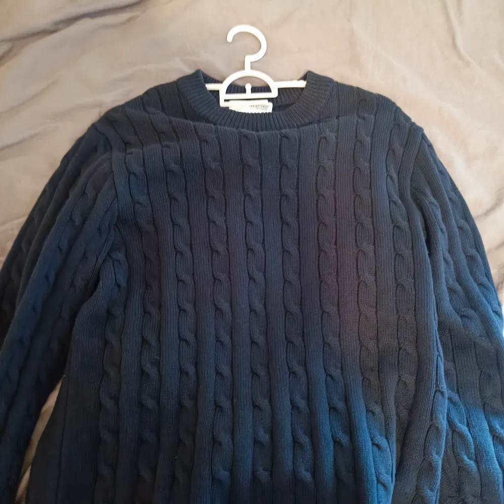 Säljer min marinblåa Cable Knit tröja då den inte används. Köpt från Boozt för några månader sen. Använd typ 2 ggr och ser ut precis som ny. Storlek S.. Tröjor & Koftor.