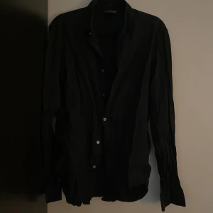 Armani skjorta  (svart) - Skjortan är i bra skick använd ca 10 gånger köpt för 1400 i Milano kvitto och påse finns 