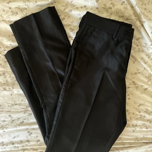 Glansiga svarta kostymbyxor - Sjukt fina och bra kvalite! Köpte dessa second hand men de va tyvärr för stora för mig. Skulle säga storlek 38. De är raka och midwaist. Märket är ”D’S Ceremony”
