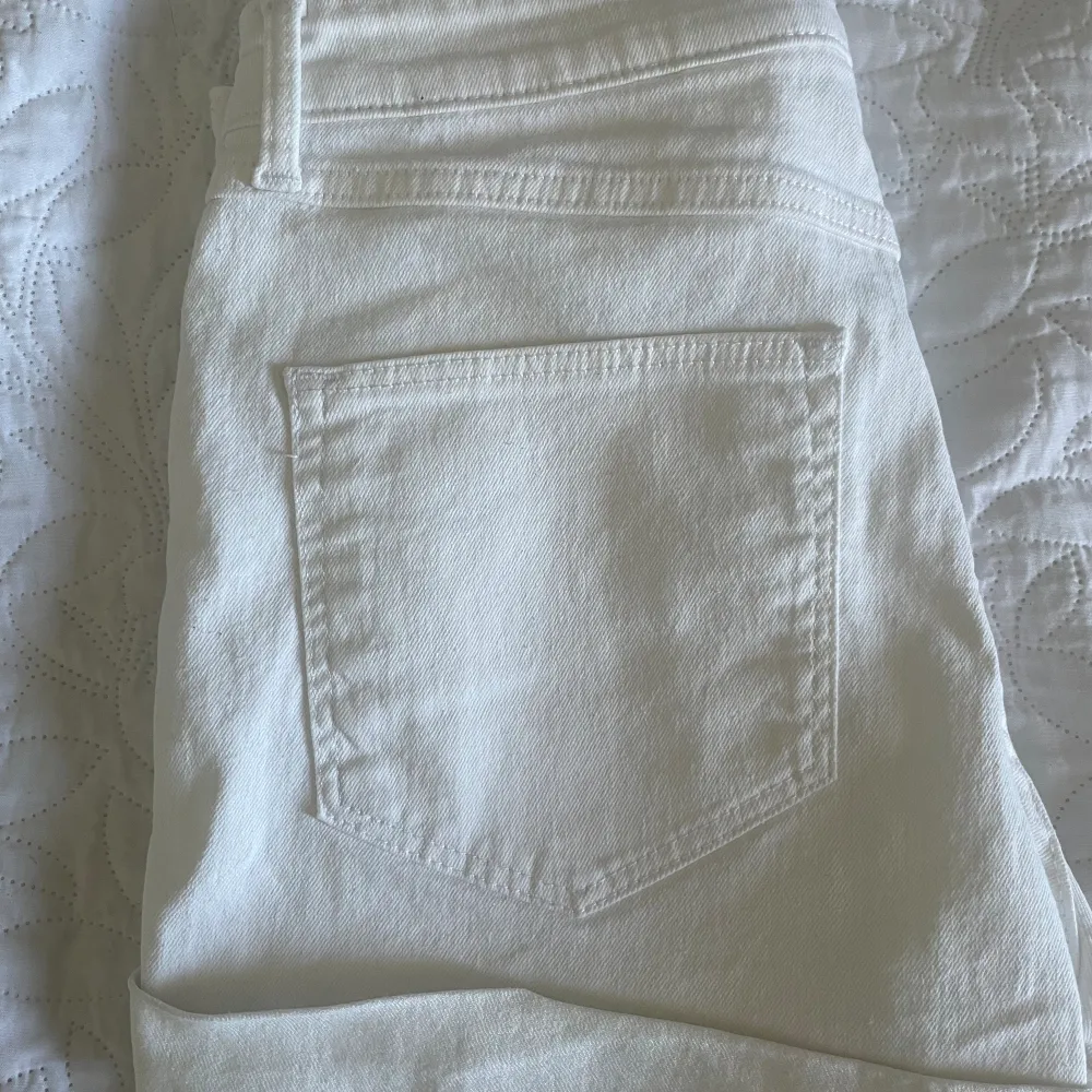 Säljer ett par vita jeansshorts i storlek S/36 från H&M. De är korta i modellen och säljs för 80kr. Skriv för mer information.💗💗. Shorts.