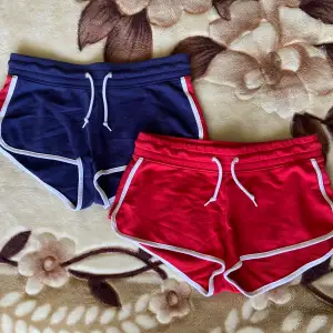 Säljer dessa shorts från H&M i par då de är samma modell men olika färger. Stretchiga och sköna, kan användas som pyjamas shorts. Båda i storleken S. Nypris: 99 kr/st.