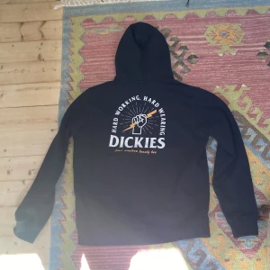 Dickies Hoodie strl. L - Hoodie från Dickies i strl. L. Knappt använd. Skön!