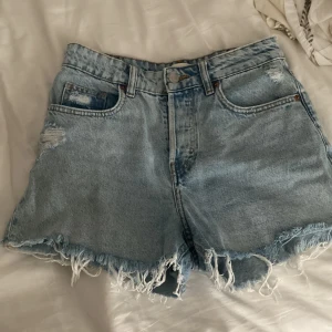 Blåa shorts  - Jättefina shorts som är köpt förra sommaren men jag säljer då de har blivit för små