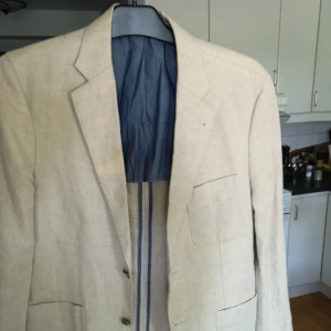 Linnekavaj - Säljer en linnekavaj i nyskick i märket Bläck. Storlek 48.