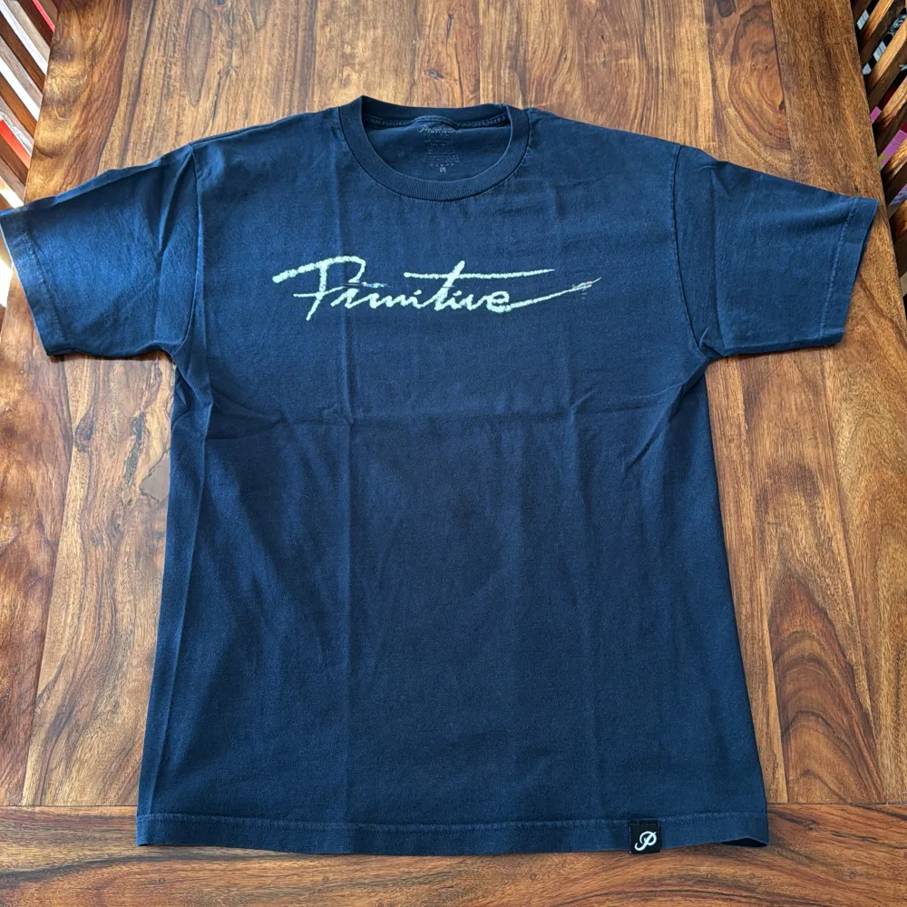 En blå primitive T-shirt. Hyfsat använd men fortfarande i väldigt bra skick. Condition: 7/10. T-shirts.