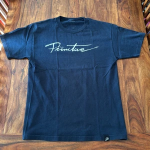 Primitive Tshirt - En blå primitive T-shirt. Hyfsat använd men fortfarande i väldigt bra skick. Condition: 7/10