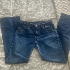 Levis jeans  - Köpte den här på Plick men förra ägaren var inte ärlig med riktiga storleken. Fina Levis jeans i storlek W31 L32. Skulle nog inte säga att de e lågmidjade, kanske mid waist eller high waist. Måtten är:  Innerben:77 cm  Midja fram:ca 38 cm Gylf:16 cm