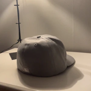 New Era Keps - Säljer nu min New Era Keps då den är för liten. Endast använd i en månad och kepsen har inga defekter. Perfekt keps nu inför sommarn 👌  Kan endast frakta 📦  Priset är inte hugget i sten 🤝