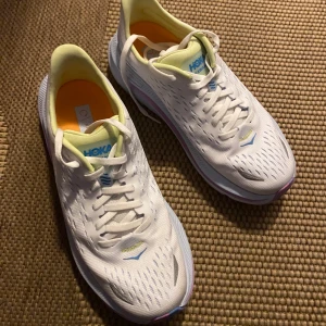 Hoka löpskor  - Säljer ett par nyköpta Hoka löpskor på grund av att de är lite för små på mig. Enbart använda ett par gånger.  Köpta på Stadium Outlet. 