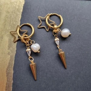 Handgjorda örhängen  - Handgjorda fina  örhängen  🖤Gjord i bra kvalitet 💎●Material-100% rostfritt stål och  havets pärlor●Örhängeskrokar -rostfritt stål. Nickel fri. Längd -5, 5cm ●