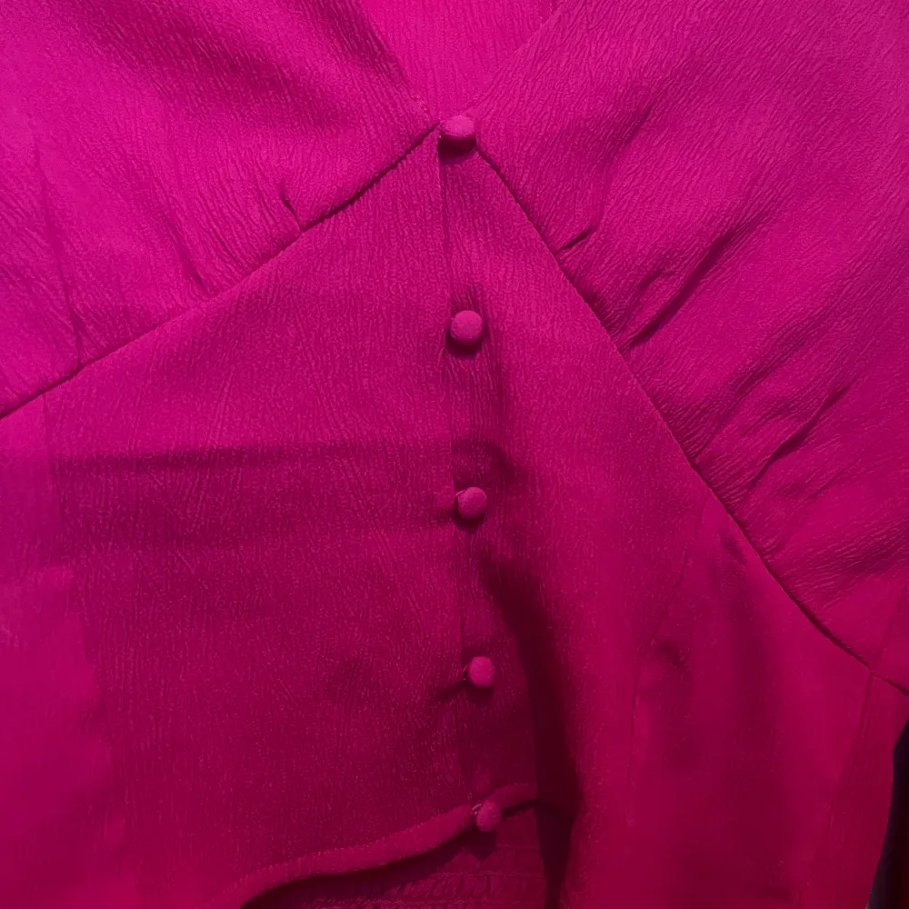 Otroligt fin rosa skjorta med knappar fram. På andra bilden visar färgen sig bättre, den är mer rosa i verkligheten🌸 . Blusar.