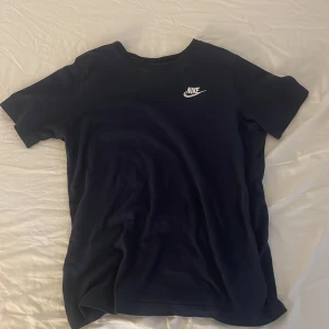 Nike t shirt  - Oandvänd mörkblå t -shirt från nike.  Den är storlek 147-158 cm eller L i barnstorlek men det passar även xs/S
