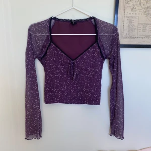 Långärmad mesh top - Supersöt tröja från urban outfitters i meshtyg med spetsdetaljer💜 