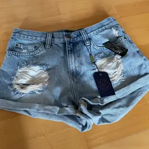 Nya jeans shorts med lappen kvar, från Nelly, storlek 27.