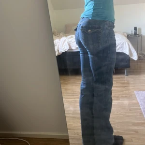 Jeans med knappar  - Jätte fina jeans som inte kommer till användning använda fåtal gånger super fina, skriv för fler bilder ❤️