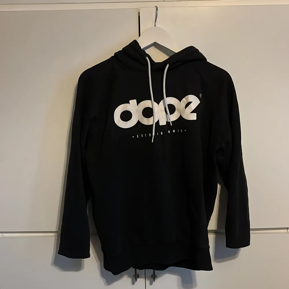 En svart hoodie från dope! Säljer då den blivit för liten! Skriv för mer info eller fler bilder🩷. Hoodies.