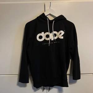 En svart hoodie från dope! Säljer då den blivit för liten! Skriv för mer info eller fler bilder🩷