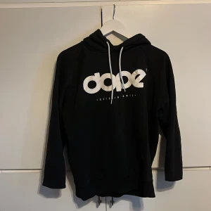 Dope hoodie - En svart hoodie från dope! Säljer då den blivit för liten! Skriv för mer info eller fler bilder🩷