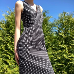 Klänning - Jättefin vringad svart klänning med vita prickar som är perfekt att ha till fest eller om man ska vara finklädd!🫶🏼 