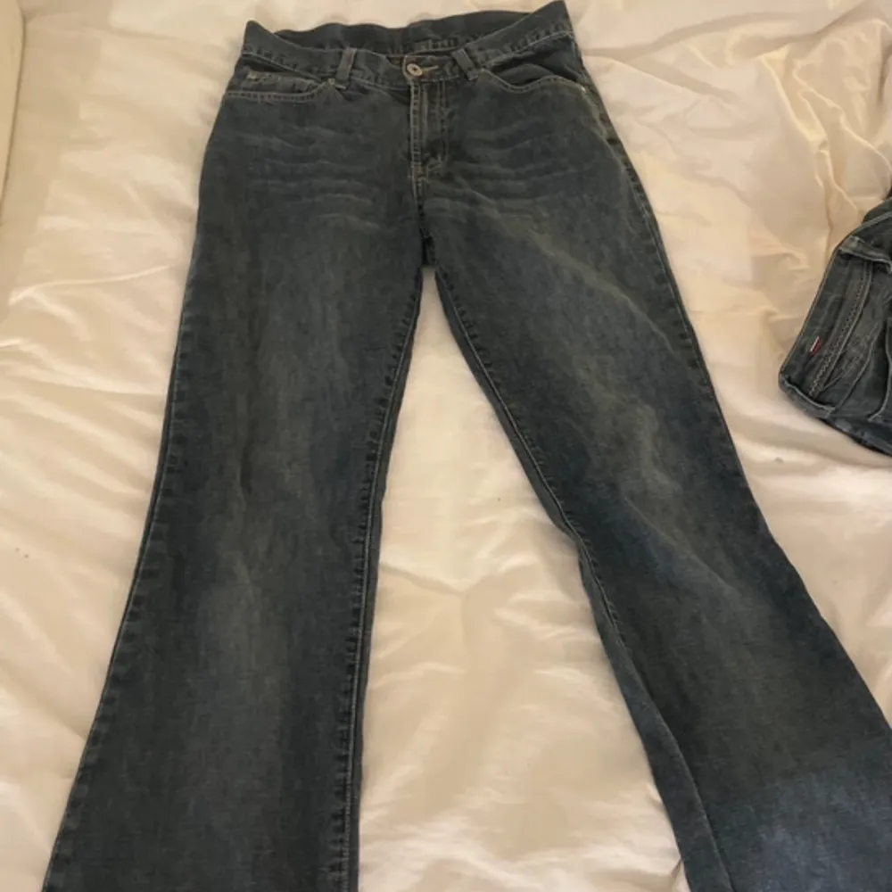 Mörkblå jeans med lågmidja. Jeans & Byxor.