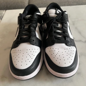 Nike Dunk Low Panda - Säljer mina Nike Dunk Lows då dom dessvärre inte kommer till användning.   Använda ett fåtal gånger så dom är så gott som i nyskick   Nypris 1250:- Säljer för 400:-