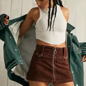 Perfekta miniskirten - HELT NY kjol från Urban outfitters. Nypris 500kr! Jättesöt i brun manchester, med coola detaljer. Älskar själv de breda hällorna!❤️😍😍
