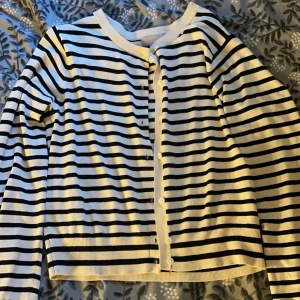 Kofta  - Randig kofta från hm, bra skick 