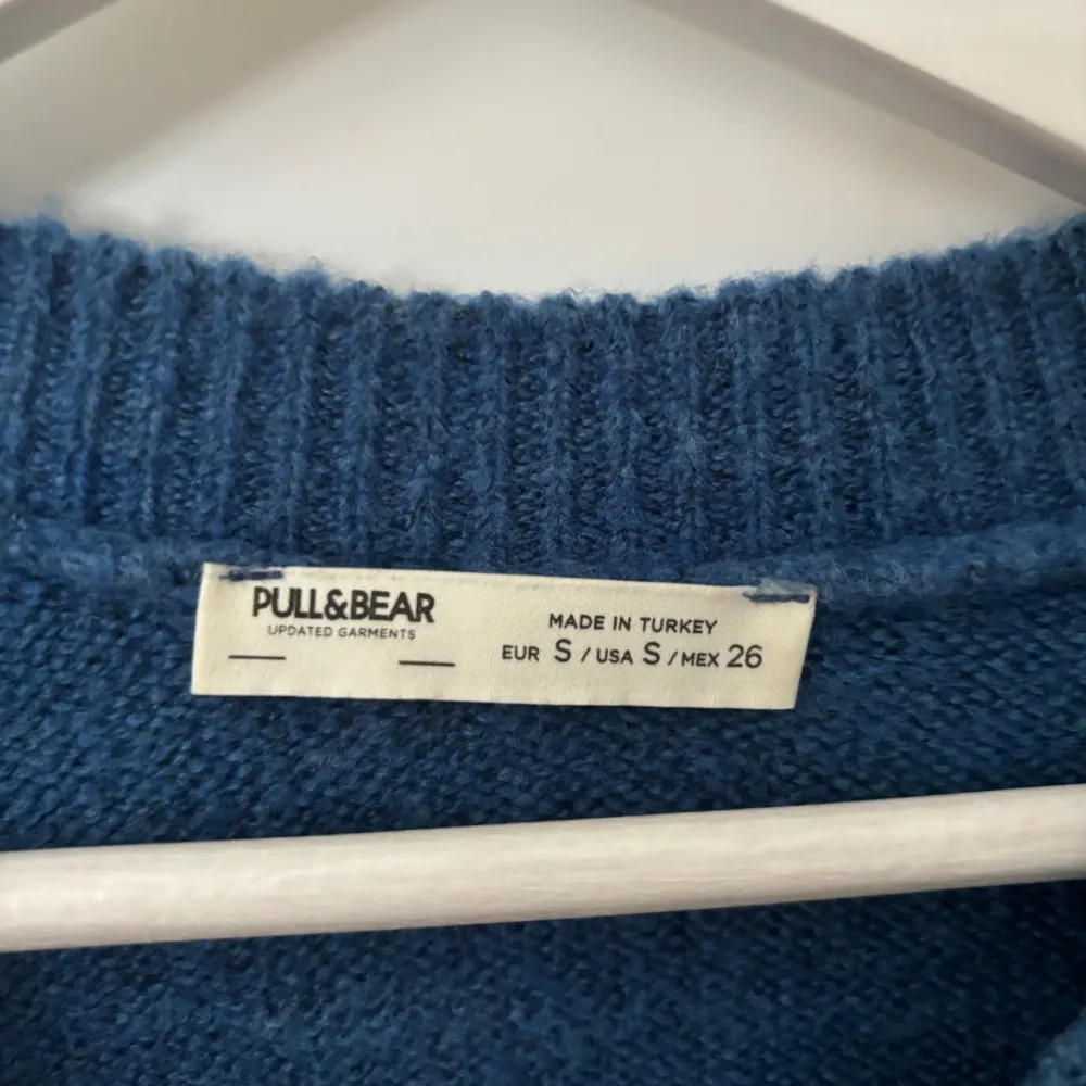 Säljer denna stickade tröja som är nästan oanvänd då den inte passade mig riktigt. Fin blå färg perfekt till sommaren❤️. Tröjor & Koftor.