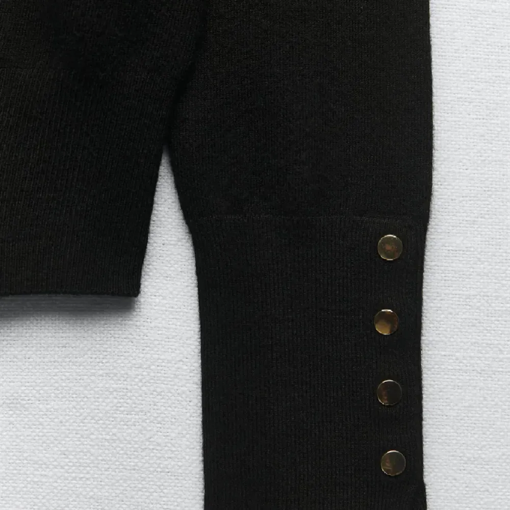 As snygg tröja köpt från ZARA för 279kr men säljer för 170kr (pris kan diskuteras). Inga defekter då den knappt är använd.🤩 Skriv privat ifall du har några frågor💗. Tröjor & Koftor.