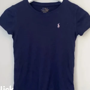 SÖKER - Söker ralph lauren t shirt i mörkblå eller vit💞 Gärna i storlek M eller L. Kommentera eller skicka om ni har!