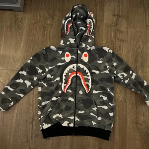 Bape hoodie - Bra pris, användt fåtal gånger. Pris kan diskuteras