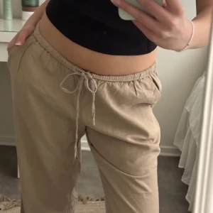 Linnebyxor  - Hej! Säljer mina fina linnebyxor som är helt perfekta till sommaren. Inte för stora i storleken heller. Har egentligen str xs/s men M är Perfket, luftiga och sköna. 