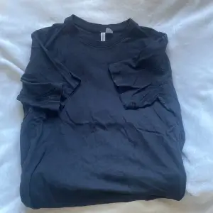 Säljer denna fina svarta basic tröjan då den inte kommer till användning, den är använd ett par fåtal gånger och är i ett superfint skick! 💕 Pris kan diskuteras!💕