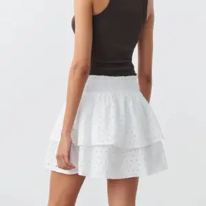 Säljer min vita kjol från Gina Tricot i storlek S💞 nypris 459 (säljs inte längre) säljer för 300💓