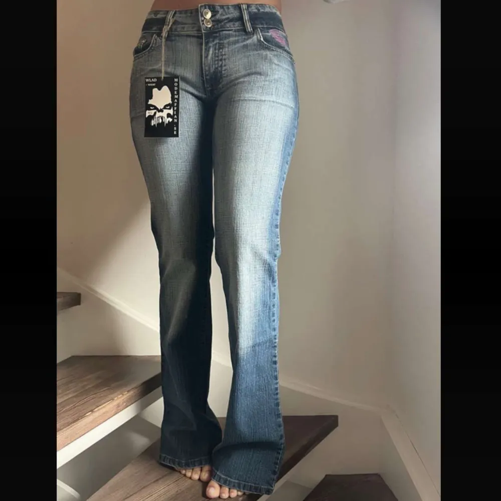 Säljer dessa lågmidjade bootcut jeansen i nyskick med lappen kvar ❤️ midjemått rakt över: ca 37cm och innerbenslängd: ca 84cm 🫶. Jeans & Byxor.