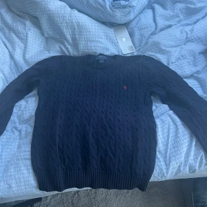 Polo tröja - Säljer pågrund av rensning, jag är 180cm lång och den passar mig bra