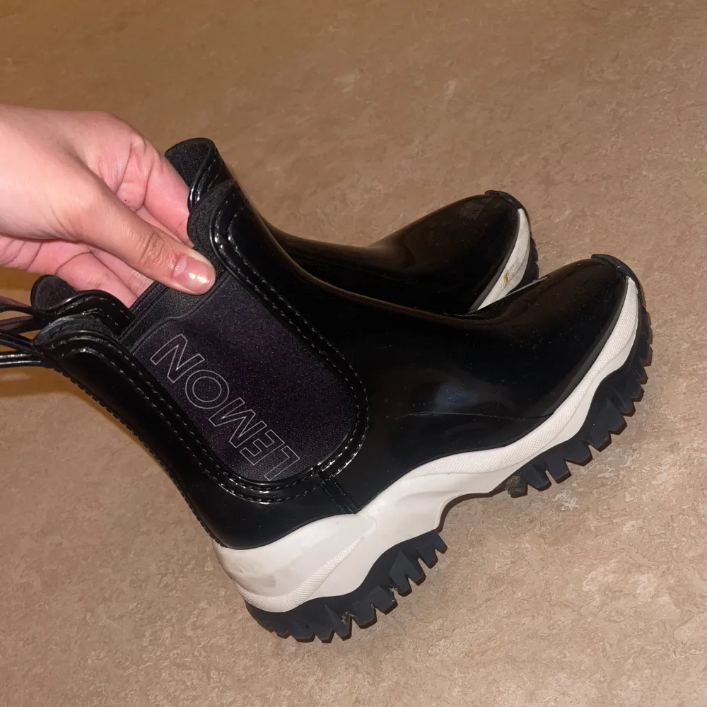 Lemon Jelly rain boots i storlek 36. De har lite repor men glänser fortfarande som dom ska. . Skor.