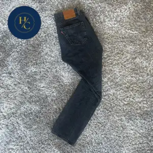 Galet snygga Levis 501 jeans i mörkgrå färg som passar till allt! | 9/10 skick | ⚜️ Nypris ~1000kr ⚜️| Hör av dig vid några frågor :)  