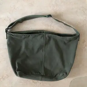 Grön rymlig väska. Ungefärlig storlek: ca 50/40cm x 30 cm. Har fack och ficka med dragkedja. Mjuk. Säljer denna för 20 kr + frakt (köparen står för frakten) 💕